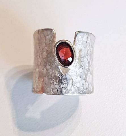 sterling silver hammered ring with garnet