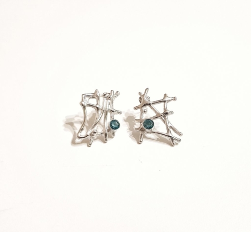 sterlng silver earring with blue zirconia